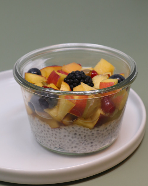 Bocal chia pudding et fruits frais